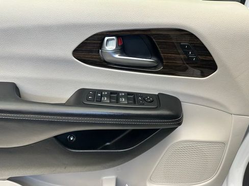 Used 2023 Chrysler Pacifica Limited FWD image 22