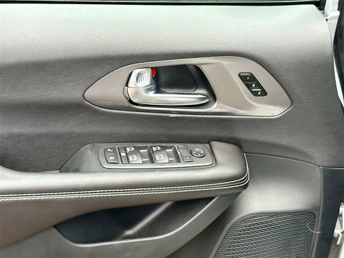 New 2026 Chrysler Pacifica Select image 18