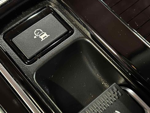 Used 2019 Jaguar XE image 35