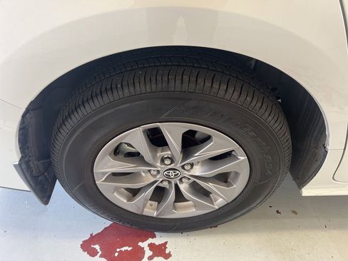 Used 2025 Toyota Sienna XLE w/ XLE Plus Package FWD image 14