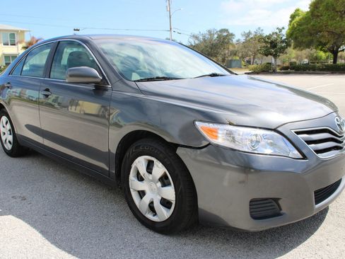 Used 2011 Toyota Camry LE image 12
