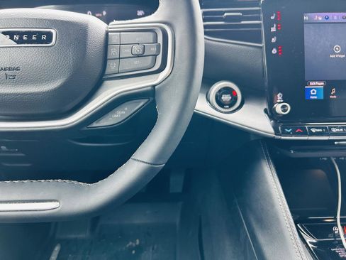 Used 2025 Jeep Wagoneer Series II image 19