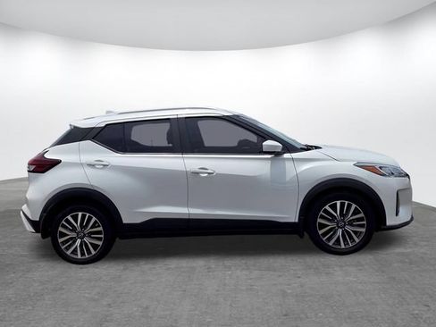 Used 2022 Nissan Kicks SV FWD image 3