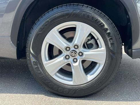 Used 2020 Toyota Highlander LE FWD image 11