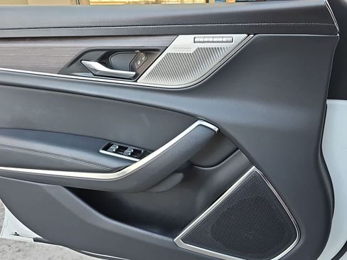 Used 2022 Jaguar XF SE RWD image 28