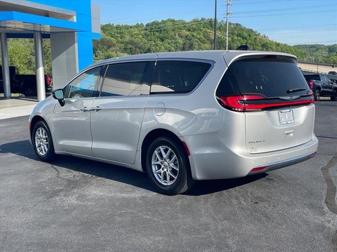 Used 2024 Chrysler Pacifica Touring-L FWD image 5