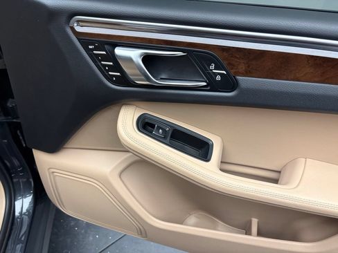 Certified 2024 Porsche Macan AWD/4WD image 24