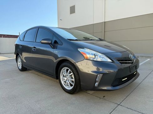 Used 2014 Toyota Prius V Five image 4