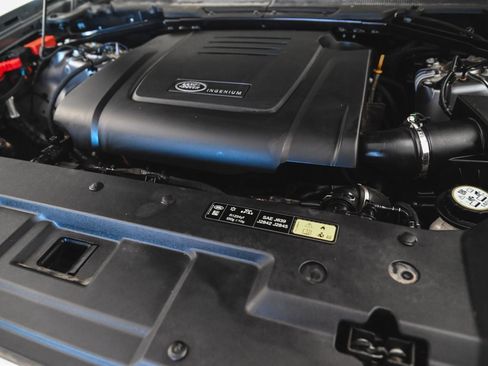 Used 2023 Land Rover Defender 90 S image 33