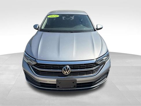 Used 2024 Volkswagen Jetta SE FWD image 2