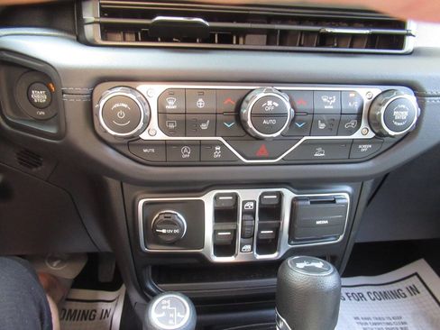 Used 2025 Jeep Wrangler Unlimited Sahara w/ Dual Top Group AWD/4WD image 24