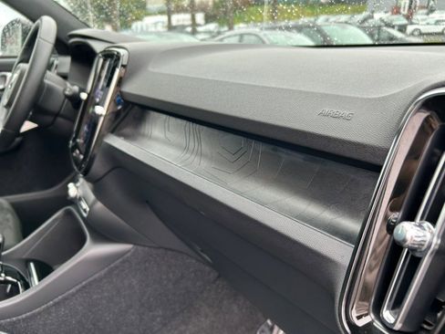 Used 2023 Volvo XC40 Recharge Plus image 33