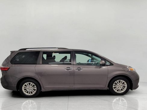 Used 2015 Toyota Sienna XLE FWD image 11