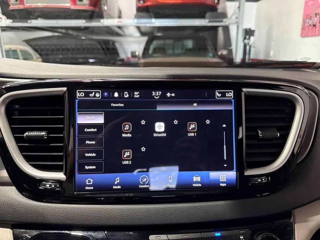 Used 2023 Chrysler Pacifica Touring-L FWD image 75