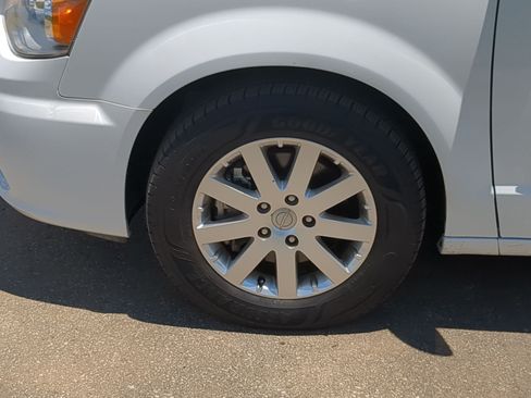 Used 2016 Chrysler Town & Country Touring FWD image 10