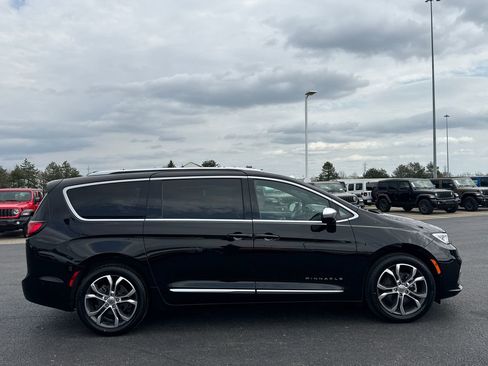 Used 2025 Chrysler Pacifica Pinnacle w/ Trailer Tow Group FWD image 2