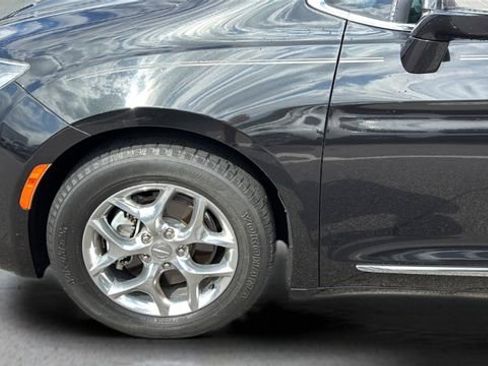 Used 2018 Chrysler Pacifica Limited image 27