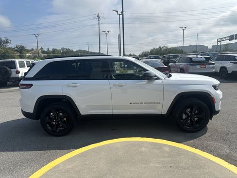 New 2025 Jeep Grand Cherokee Limited w/ Black Appearance Package AWD/4WD image 6