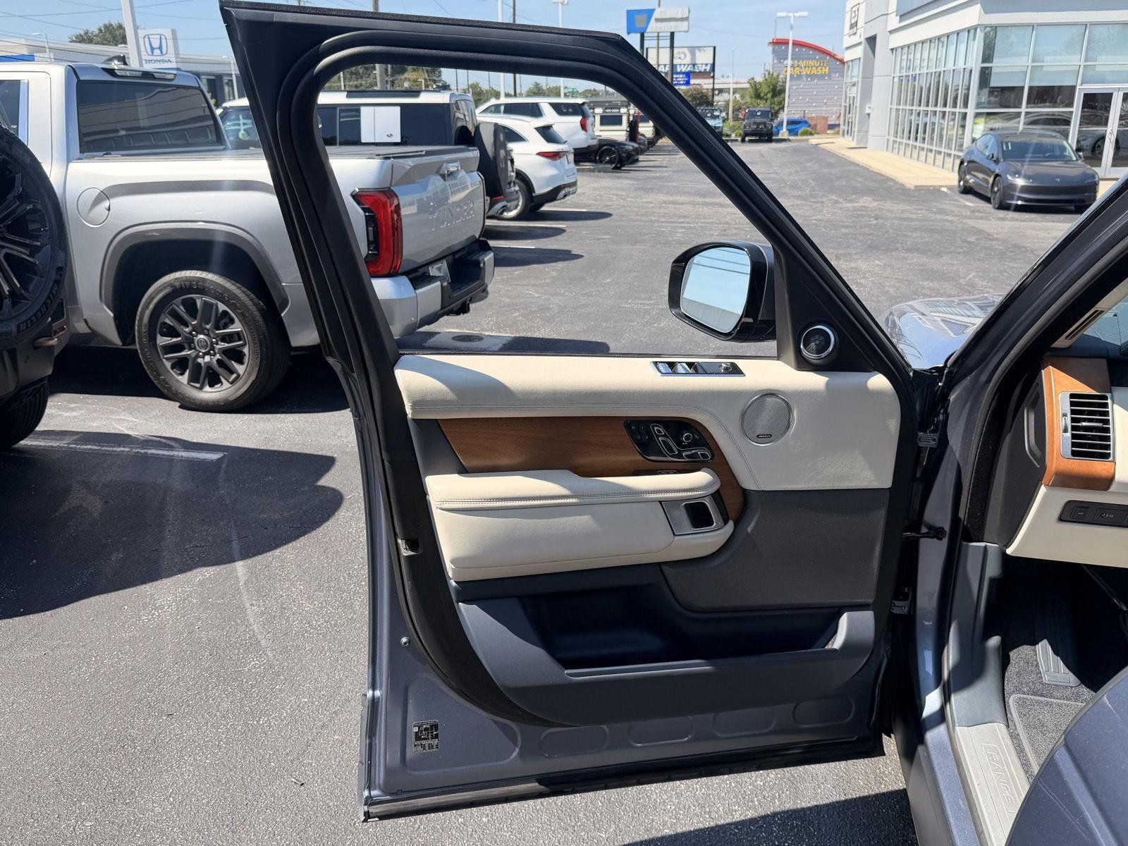 Used 2019 Land Rover Range Rover HSE AWD/4WD image 4