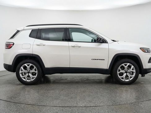 Used 2025 Jeep Compass Latitude AWD/4WD image 11