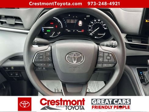 Used 2025 Toyota Sienna LE image 11