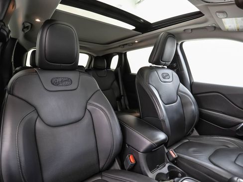 Used 2019 Jeep Cherokee Overland w/ Technology Group AWD/4WD image 32