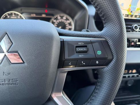 Used 2025 Mitsubishi Outlander SE image 16