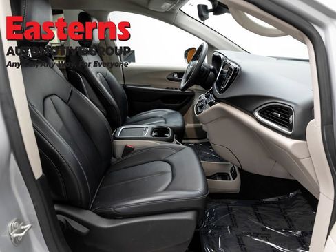 Used 2024 Chrysler Pacifica Touring-L FWD image 24