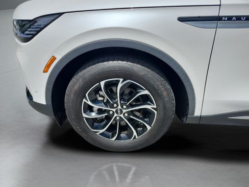 Used 2024 Lincoln Nautilus Premier AWD/4WD image 9
