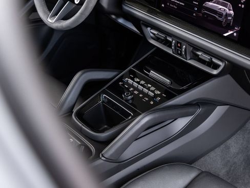 Certified 2026 Porsche Cayenne GTS AWD/4WD image 33