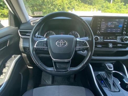 Used 2022 Toyota Highlander LE image 5