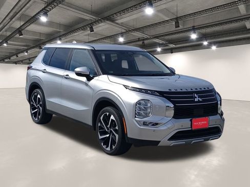 Used 2022 Mitsubishi Outlander SE image 2