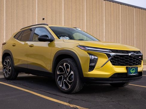 Used 2025 Chevrolet Trax RS w/ Driver Confidence Package image 2