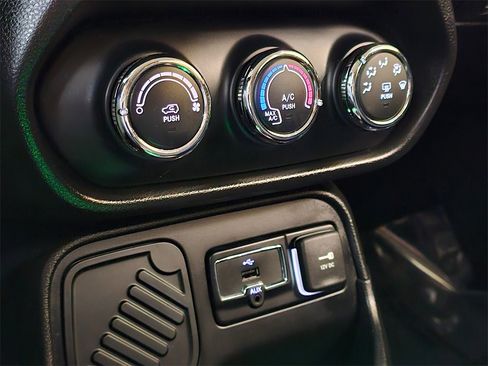 Used 2016 Jeep Renegade Latitude image 26