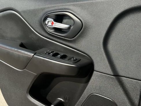 Used 2019 Jeep Cherokee Trailhawk w/ Cold Weather Group AWD/4WD image 26