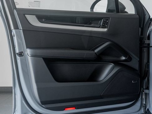Certified 2025 Porsche Cayenne AWD/4WD image 14