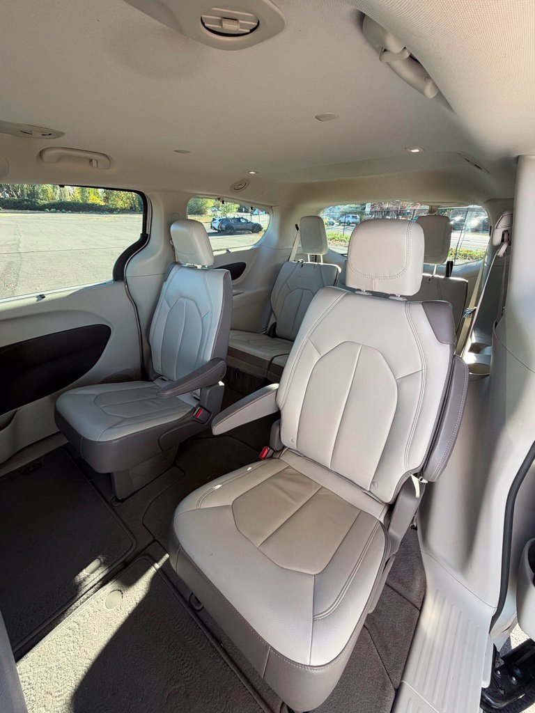 Used 2017 Chrysler Pacifica Touring-L FWD image 23