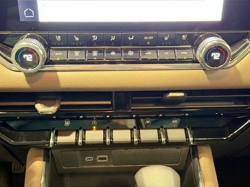 Used 2024 GMC Canyon Denali image 15