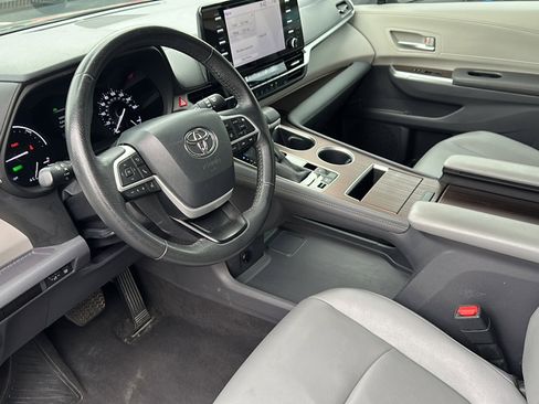 Used 2024 Toyota Sienna XLE image 12