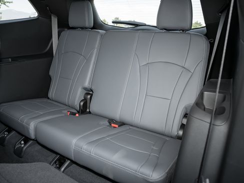 Used 2023 Buick Enclave Essence w/ LPO, Touring Package image 36