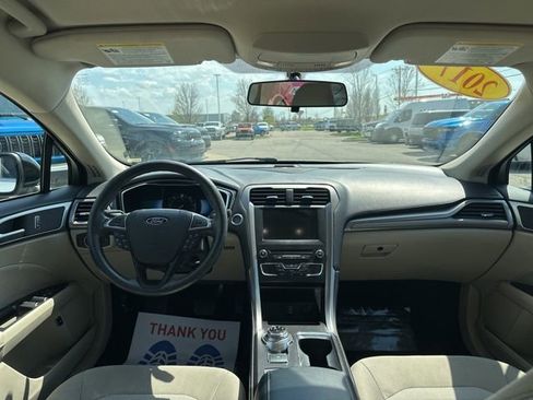 Used 2017 Ford Fusion SE FWD image 24