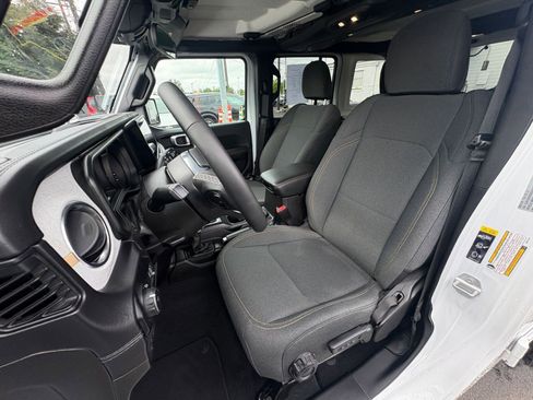 Used 2025 Jeep Wrangler Unlimited Sahara AWD/4WD image 36