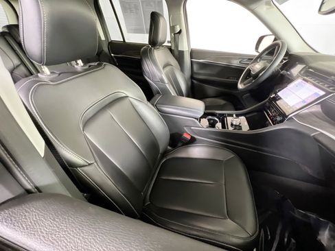 Used 2023 Jeep Grand Cherokee Limited w/ Black Appearance Package image 28