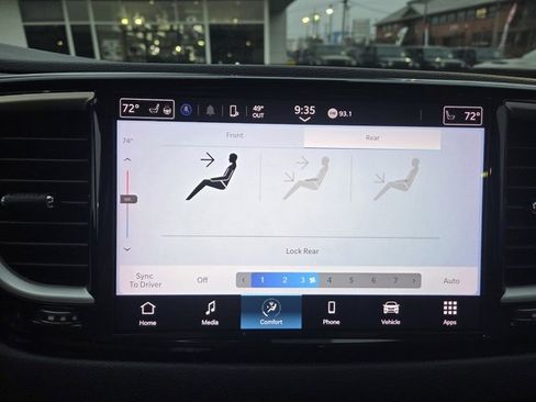 Used 2023 Chrysler Pacifica Touring-L image 21