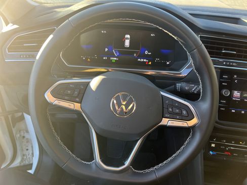 Certified 2023 Volkswagen Tiguan SE w/ Panoramic Sunroof Package image 17