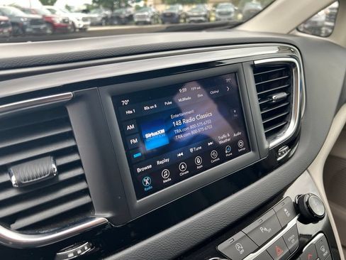 Used 2020 Chrysler Pacifica Touring-L w/ Tire & Wheel Group FWD image 2