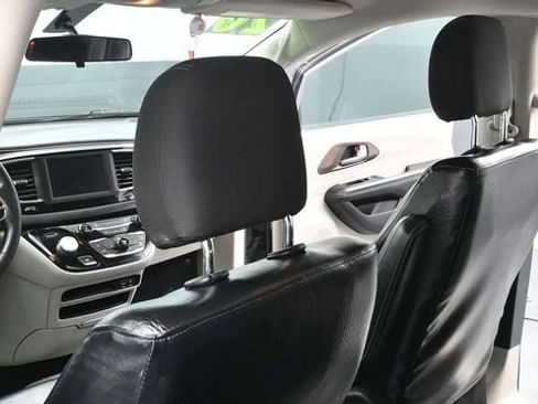 Used 2020 Chrysler Voyager L FWD image 18