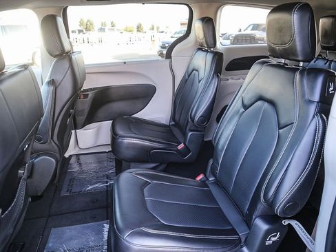 Certified 2024 Chrysler Pacifica Touring-L image 19