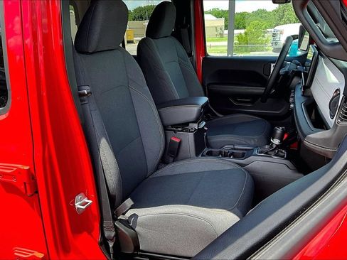 Used 2025 Jeep Wrangler Unlimited Sahara AWD/4WD image 30
