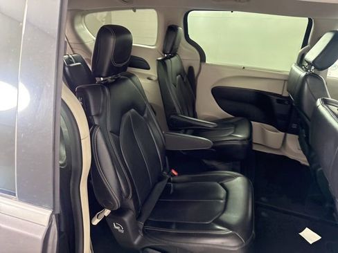 Used 2023 Chrysler Pacifica Touring-L image 20